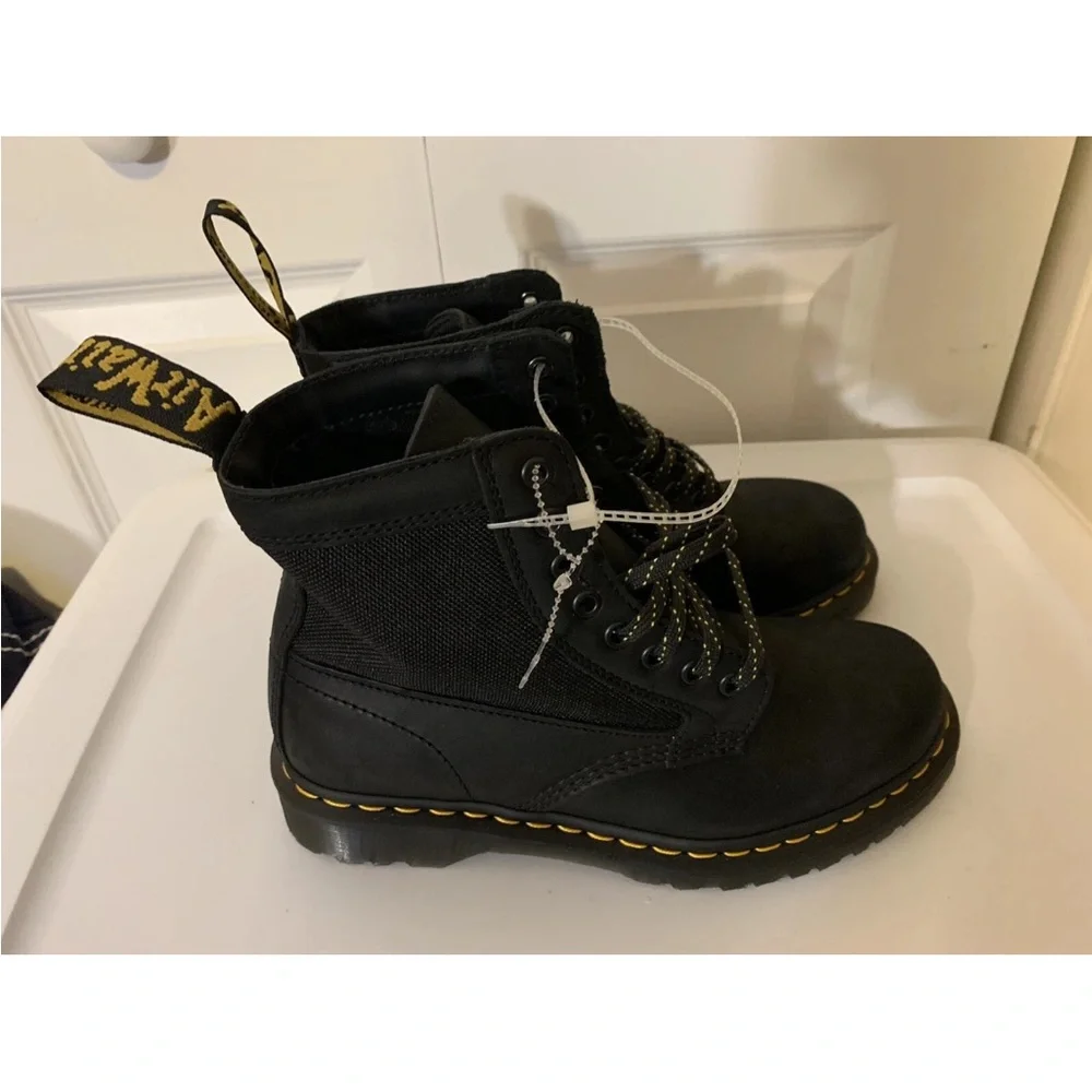 Dr. Martens mens sz 7M‎ Black Leather Boots with Yellow Stitching 1460 panel